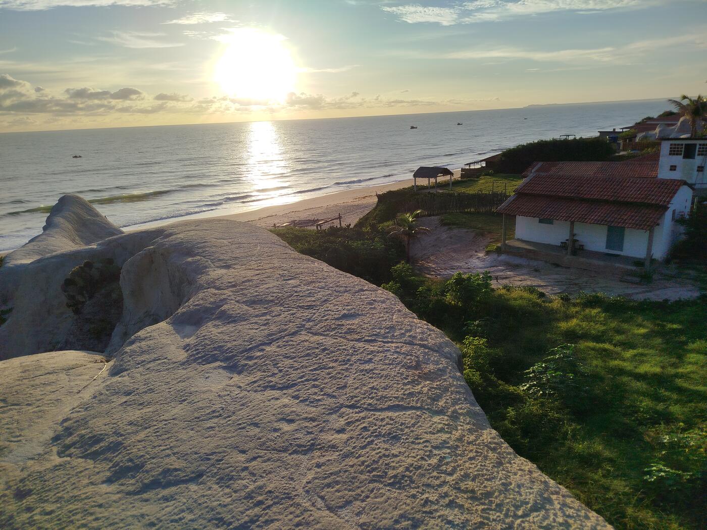 O sol nascendo no mar, visto do alto da falésia sobre a Casinha