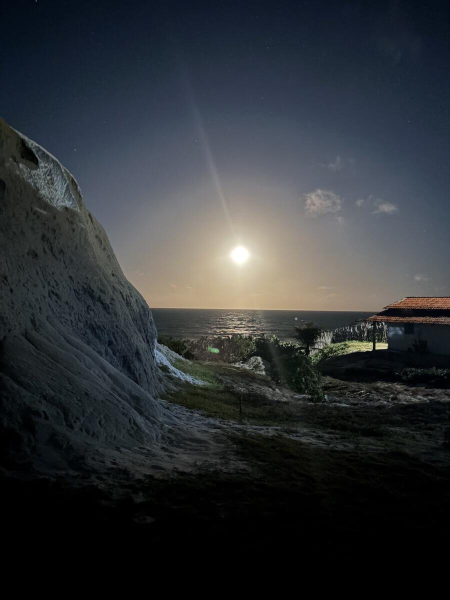 Lua cheia sobre o mar, vista da falésia